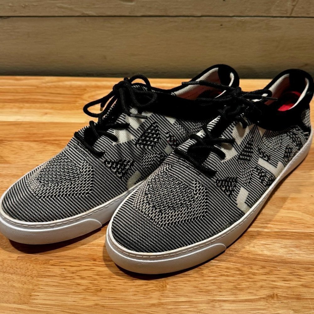 Women’s Black & White Clarks Soft Cushioned & Breathable Tennis Shoes Size 8  *